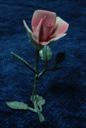 Flor com pé em metal. 